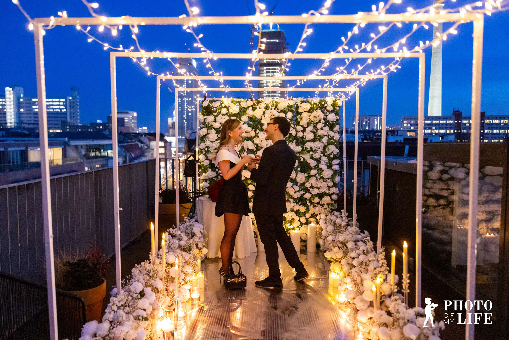 Plane deinen Rooftop Heiratsantrag in Berlin mit Blick auf den Fernsehturm, die Skyline oder die Spree. Private Locations und Aussicht.