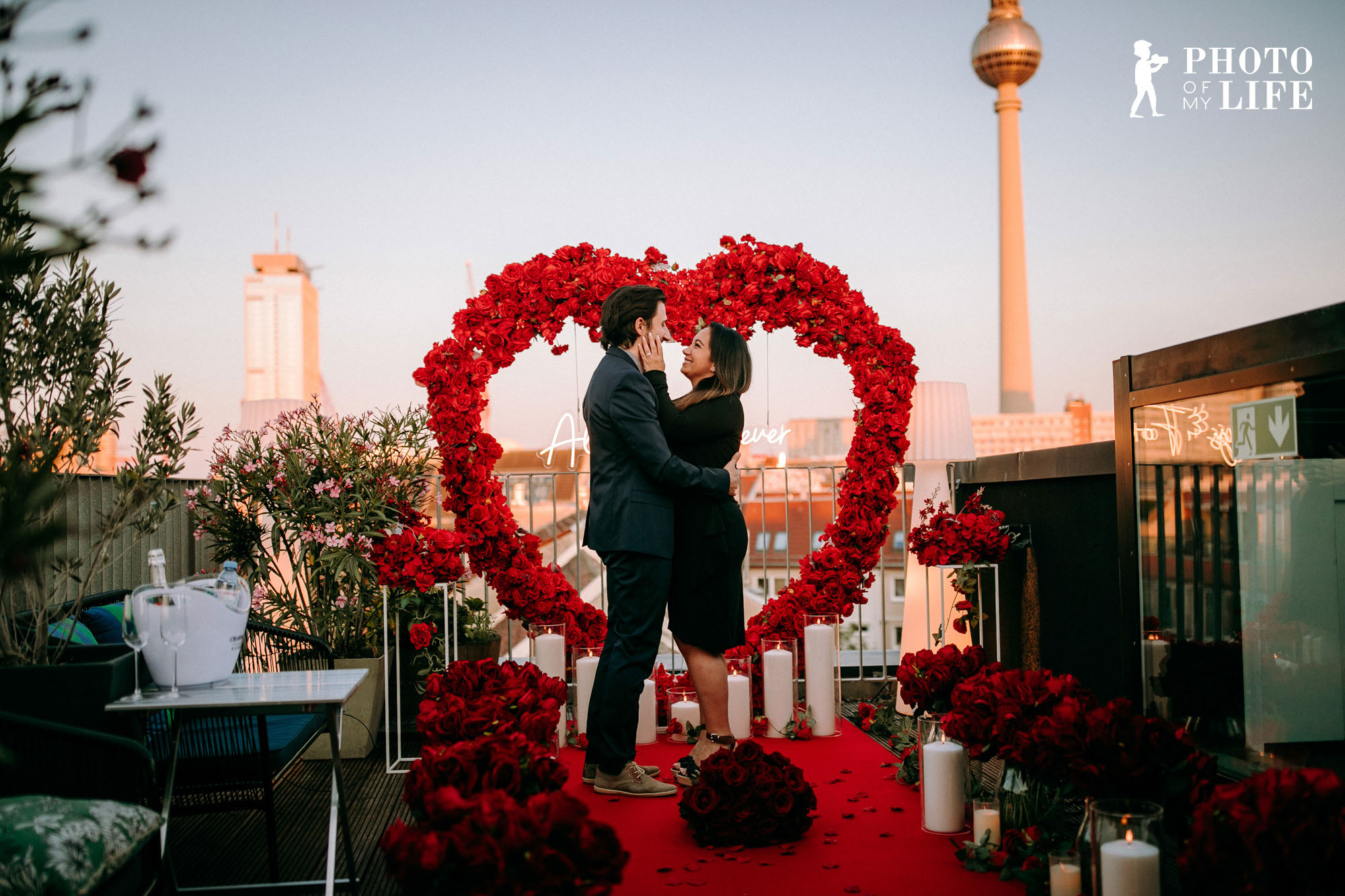 Plane einen luxuriösen Heiratsantrag in Berlin mit exklusiven Locations, stilvoller Dekoration und perfekter Organisation für deinen Antrag.